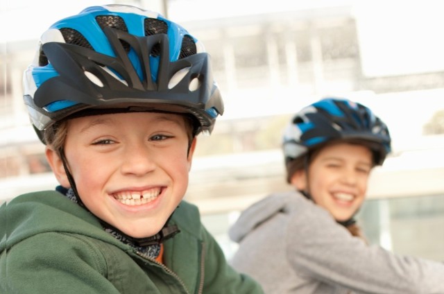 tour à vélo jeunes familles Montréal avec enfants sur piste cyclable sécurisée
